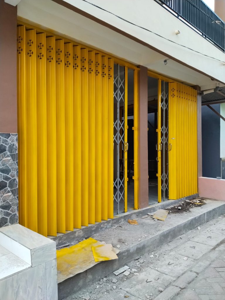 Pintu Harmonika vs Rolling Door: Mana yang Lebih Awet?